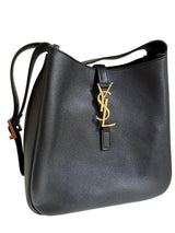 LE 5 À 7 SMALL MORBIDA IN PELLE MARTELLATA