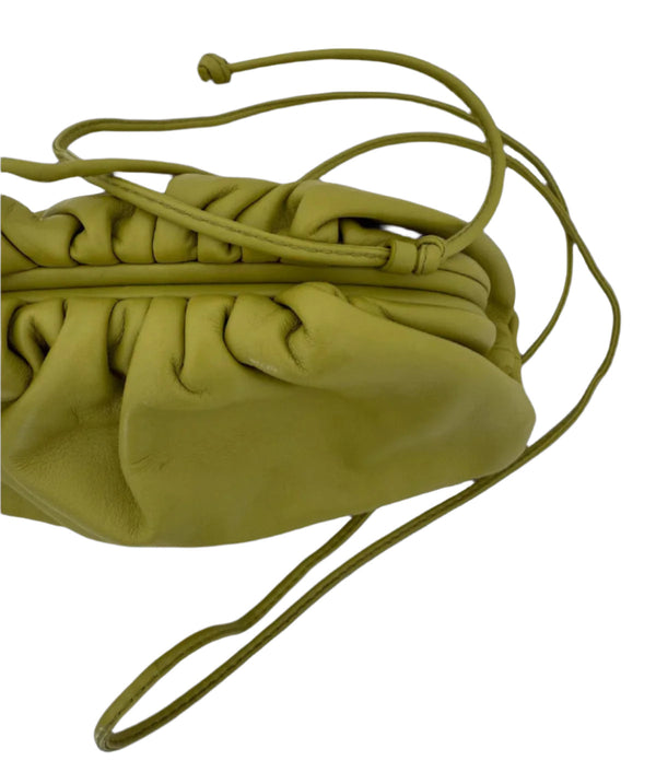 La storia della Pouch di Bottega Veneta: l’iconica clutch disponibile a noleggio su Viky Bags